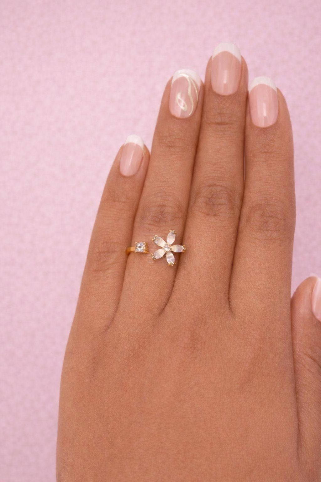 Lyséa Ring - Adjustable flower ring, timeless elegance, 18-karat gold plated and zircon