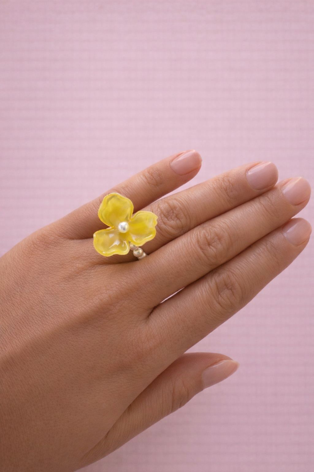 Maya Ring - Elastic flower ring in pearl and resin - Trendy design