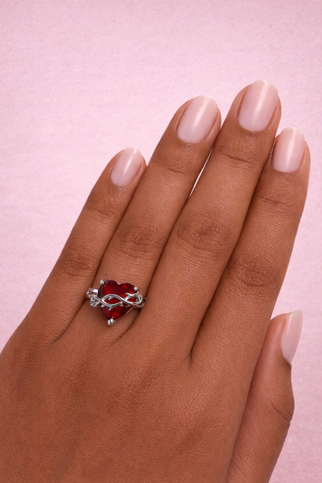 Rosalyn Ring – Verstellbarer roter Herzring in Weißgoldplattierung – Zirkonia – Trendiges Design