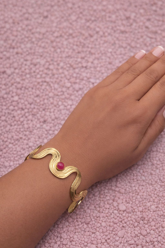 Sigrid Armband – Verstellbares, gewelltes Edelstahl-Armband mit Mittelstein