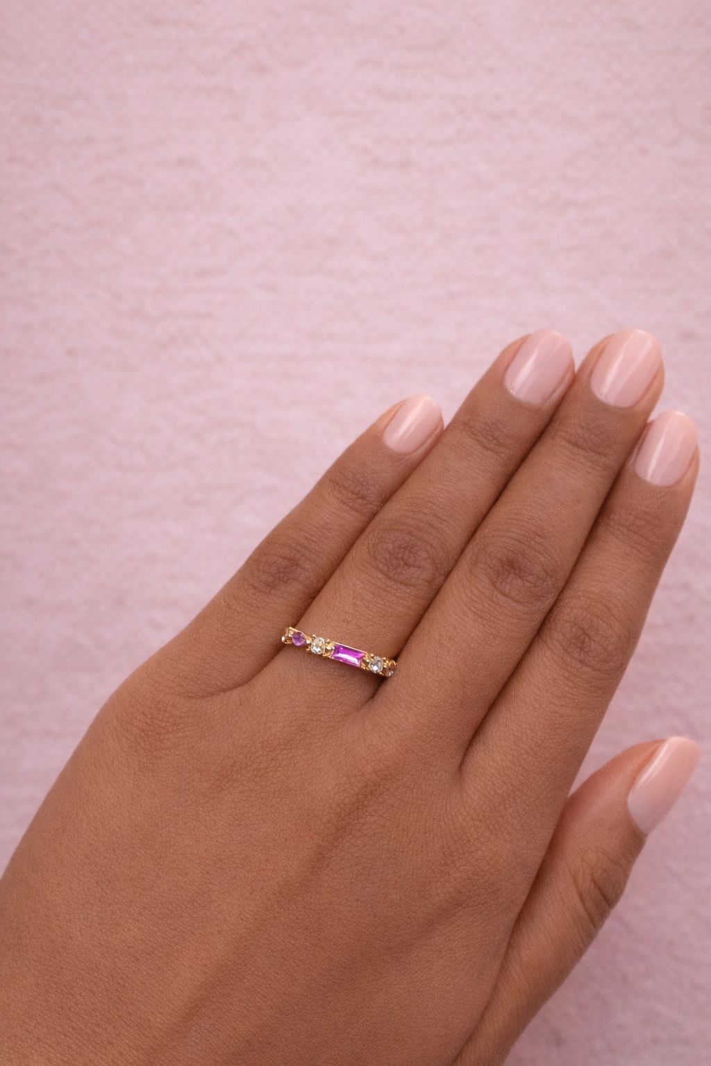Néa Ring - Timeless elegance gold ring with pink cubic zirconia stones - Size 55